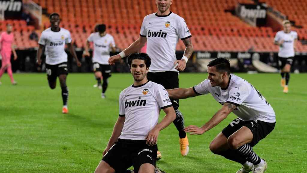 Carlos Soler celebrando un gol contra el Real Madrid con el Valencia / Redes