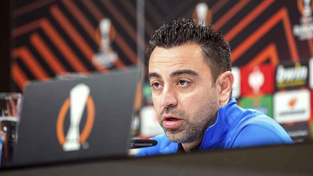 Xavi Hernández reconoce en rueda de prensa que Araujo ha decidido quedarse / EFE