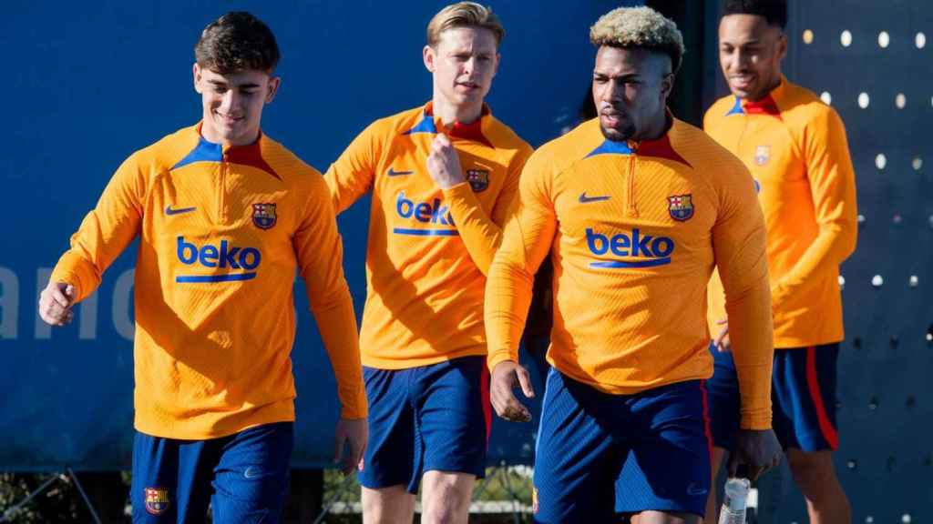 Gavi, junto a Adama, Frenkie de Jong y Aubameyang en el entreno / EFE