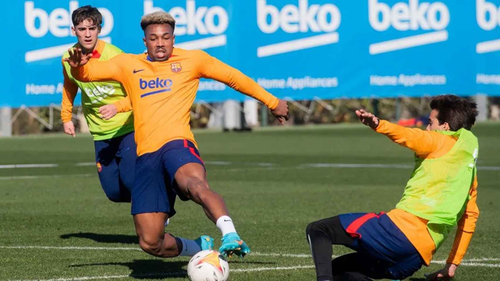 Adama Traoré, disputando el balón, en un entrenamiento del Barça / FCB