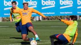 Adama Traoré, disputando el balón, en un entrenamiento del Barça / FCB