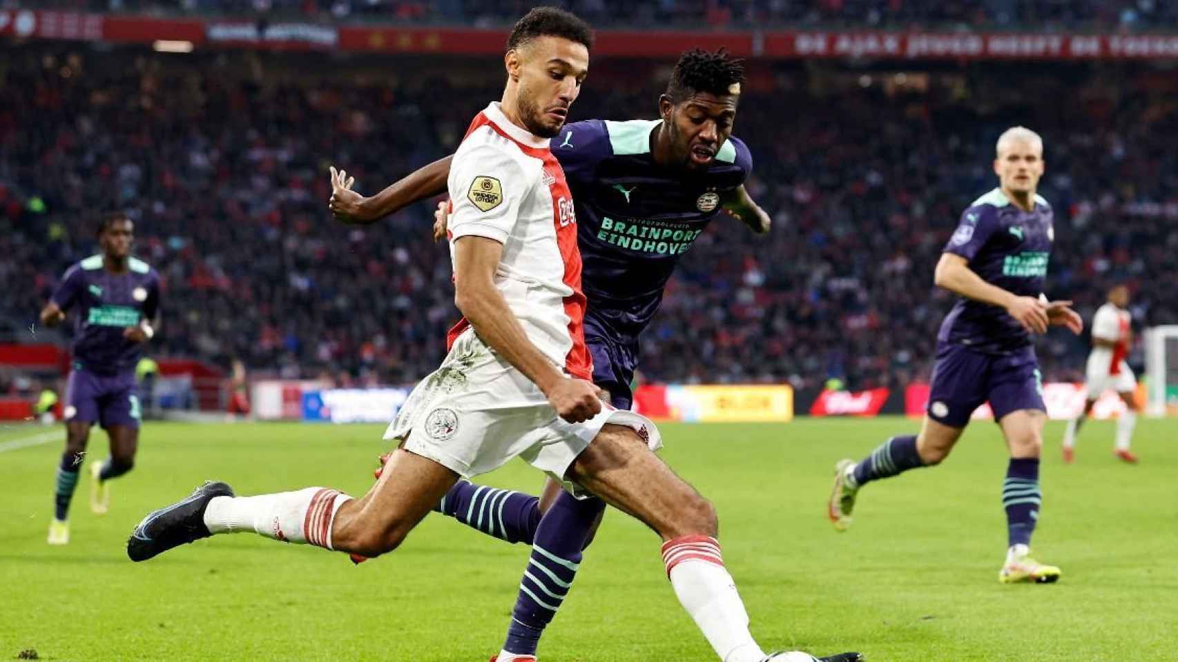 Noussair Mazraoui, en un partido con el Ajax / EFE