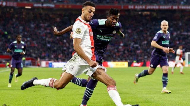 Noussair Mazraoui, en un partido con el Ajax / EFE