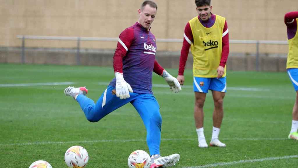 Ter Stegen entranando con el Barça FCB