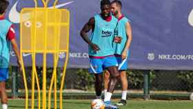 Samuel Umtiti, con Miralem Pjanic en el fondo, durante un reciente entrenamiento con el Barça / FCB