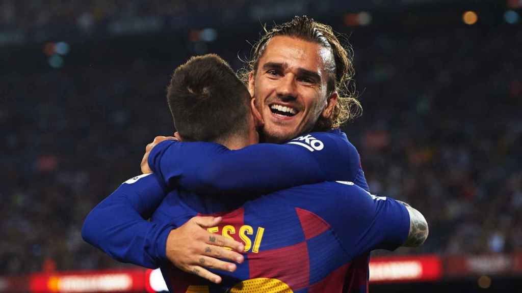 Antoine Griezmann y Leo Messi, las dos principales salidas del Barça en este mercado, se abrazan en un partido el curso pasado / EFE