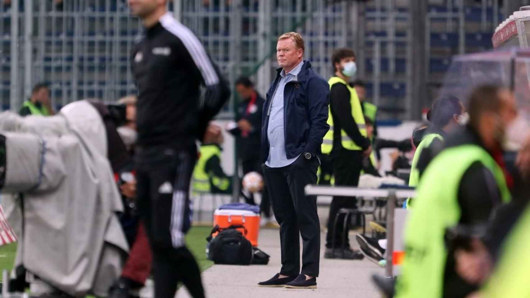 Ronald Koeman dirige al Barça en un partido de esta pretemporada / FCB