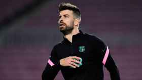 Gerard Piqué en un calentamiento con el Barça / EFE