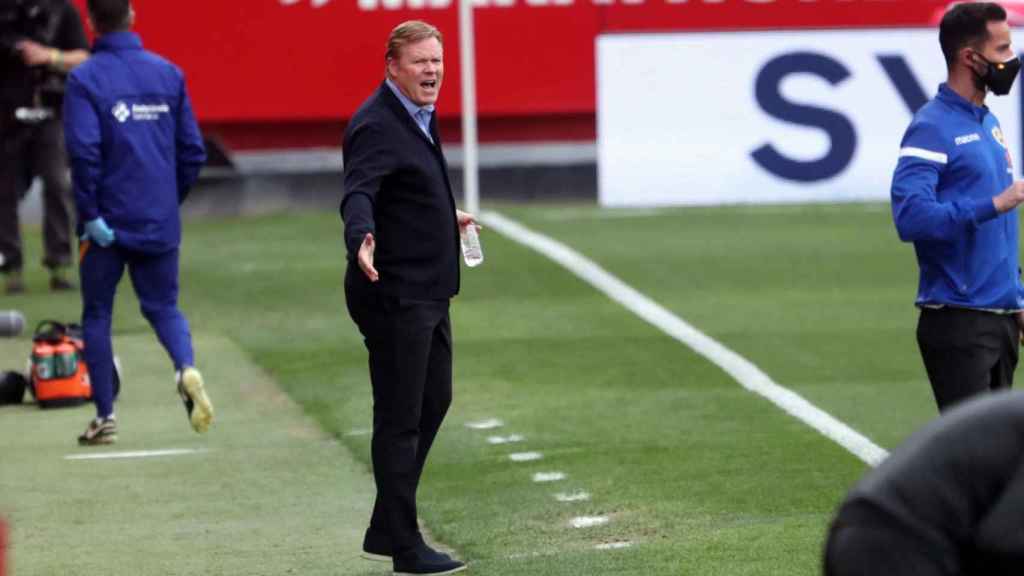 Ronald Koeman dirigiendo al Barça en el Ramón Sánchez Pizjuán / FC Barcelona