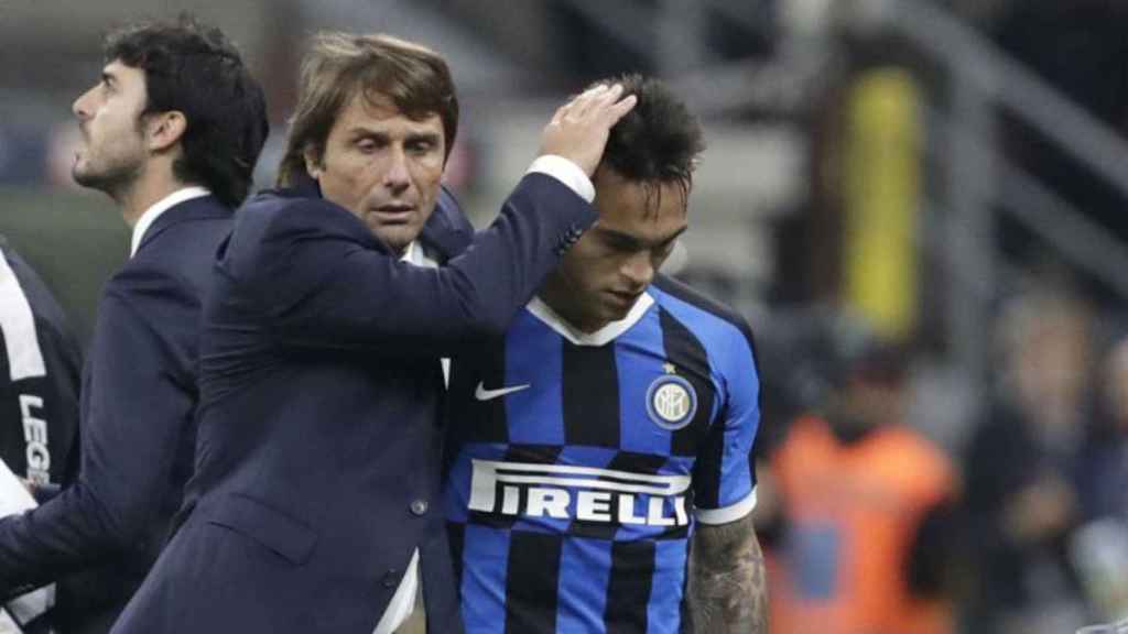 Lautaro Martínez, junto a su entrenador Antonio Conte | EFE