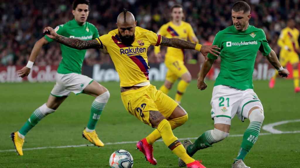 Arturo Vidal disputando un balón contra el Real Betis / EFE