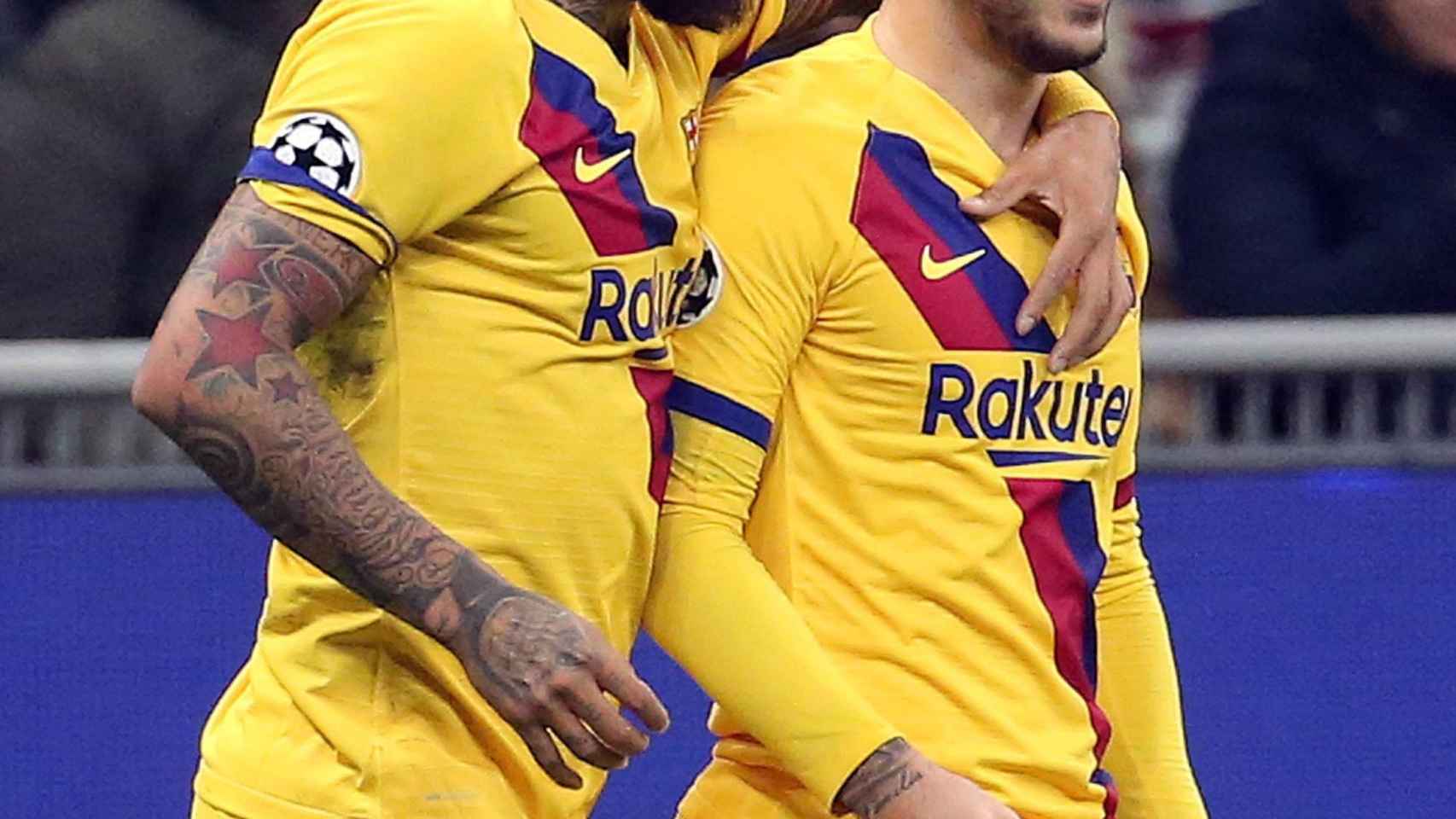 Arturo Vidal abraza a Carles Pérez tras marcar contra el Inter / EFE