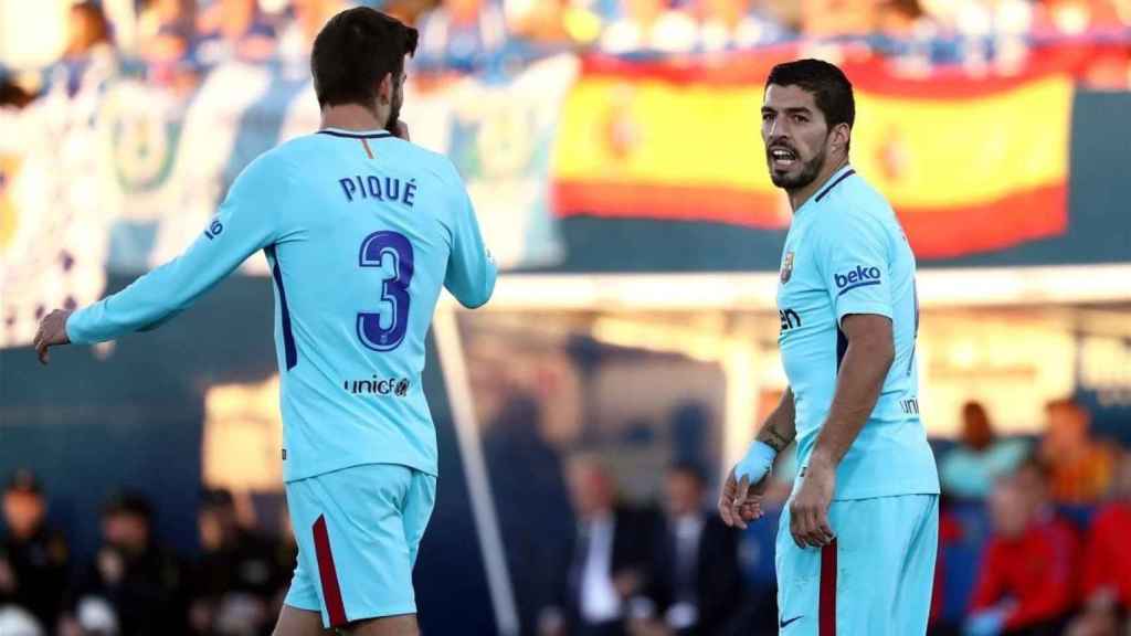 Gerard Piqué y Luis Suárez hablando durante un partido del Barça / EFE