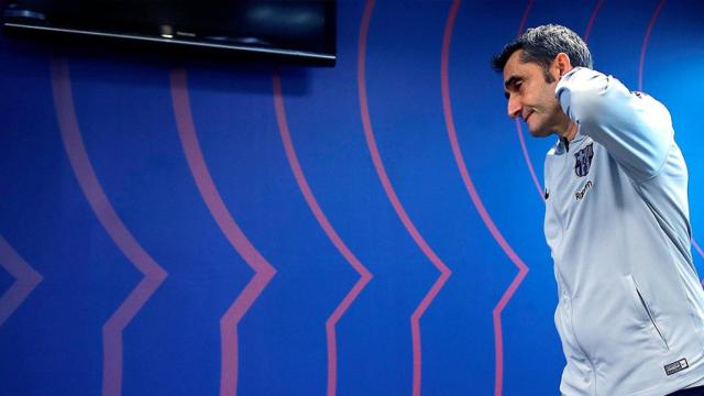 El entrenador del FC Barcelona, Ernesto Valverde, a su entrada a la sala de prensa para una rueda de prensa / EFE