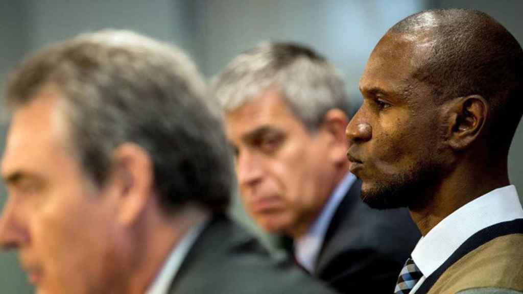 Eric Abidal, entre Pep Segura y Jordi Mestre en una rueda de prensa / EFE