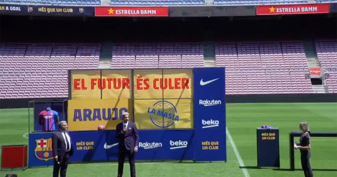 Ronald Araujo y Joan Laporta, durante el acto de renovación en el Camp Nou / Captura FCB