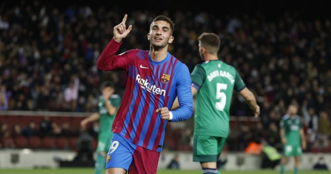 Ferran Torres, celebrando su primer gol contra Osasuna /EFE