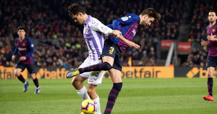 Una foto de Gerard Piqué en una disputa con Enes Ünal durante el Barça-Valladolid / EFE