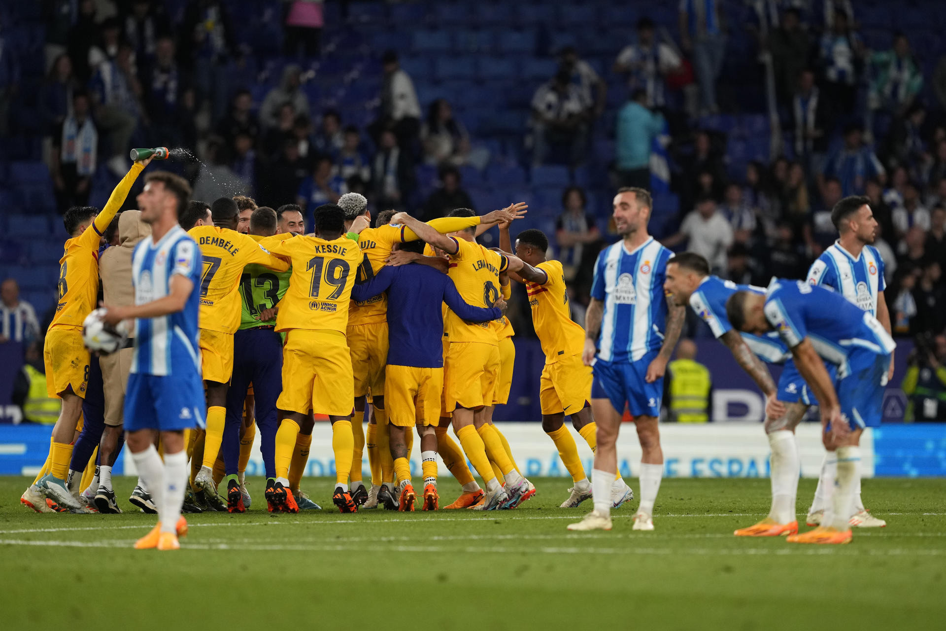 El Barça festeja el título de Liga en el estadio de Cornellà-El Prat / EFE