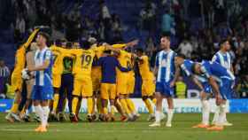 El Barça festeja el título de Liga en el estadio de Cornellà-El Prat / EFE