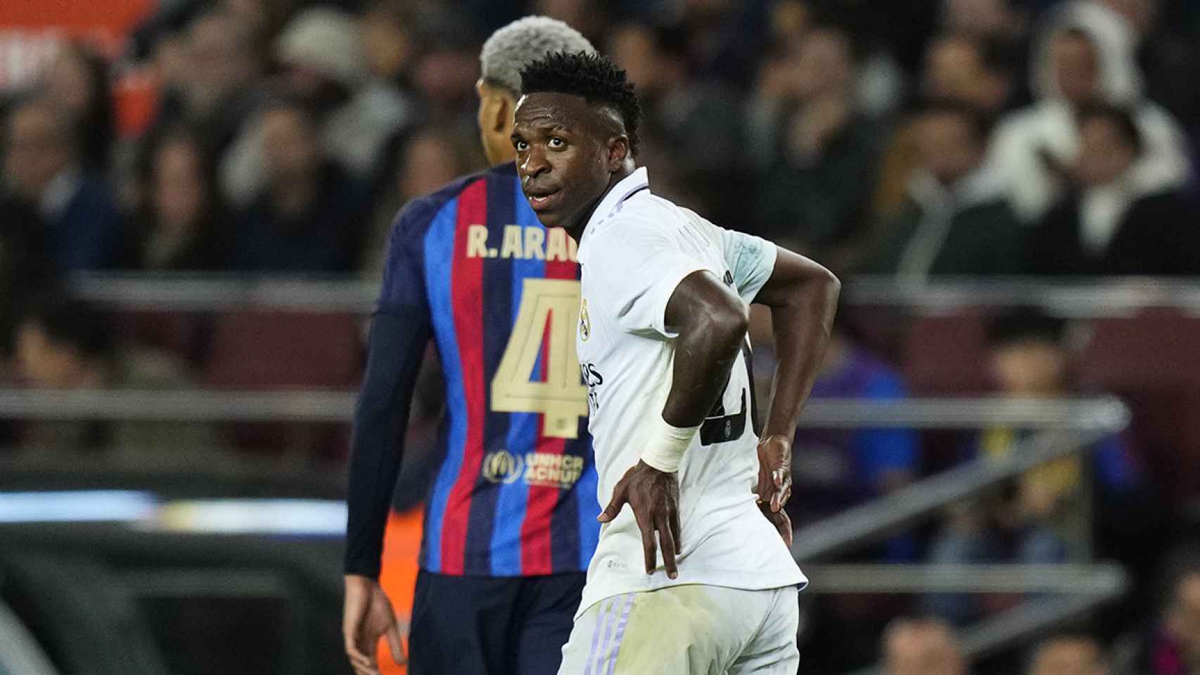 Vinicius mira a las gradas del Camp Nou, tras marcar un gol en las semifinales de Copa / EFE