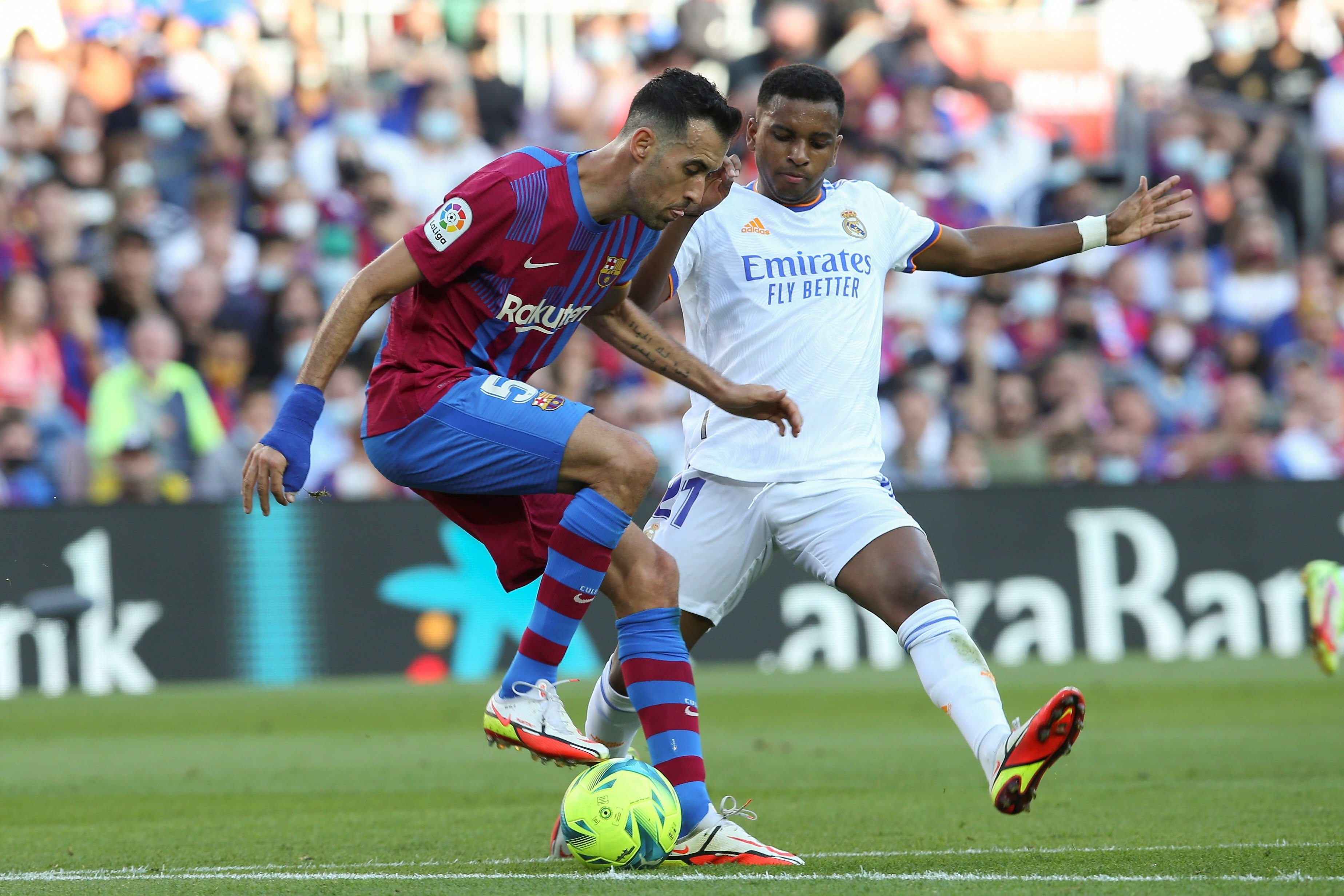 Busquets en una pugna con Rodrygo en el Clásico / EFE