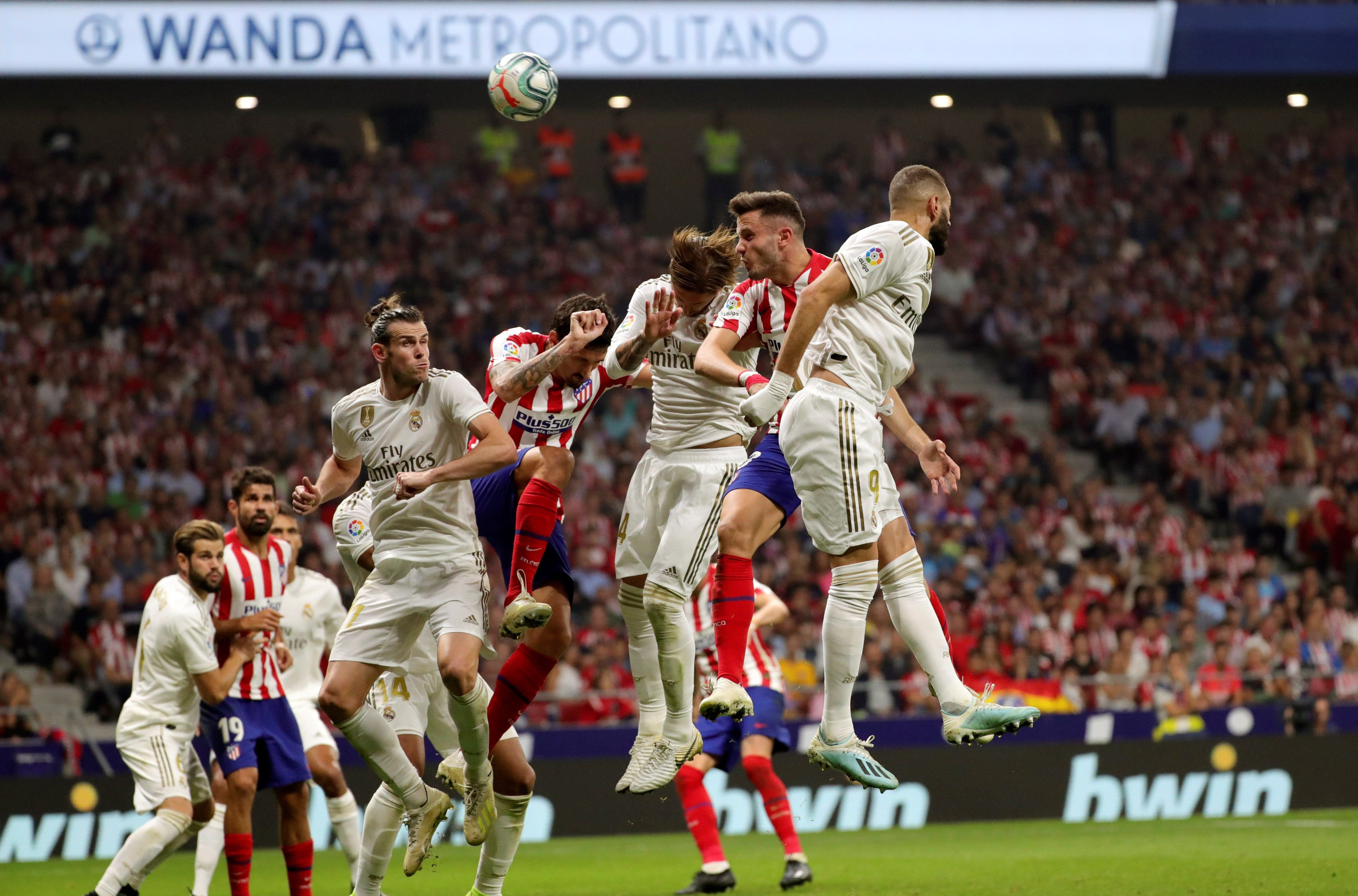 Jugadores de Real Madrid y Atlético de Madrid luchando un balón aéreo / EFE