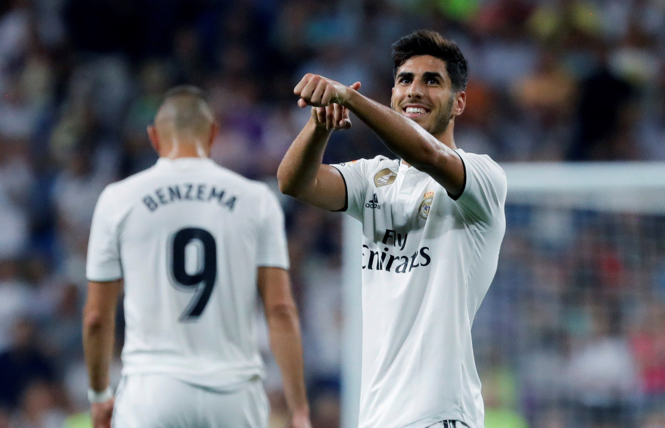 Marco Asensio celebra el gol del Real Madrid de Lopetegui al Espanyol mientras Benzema se aleja cabizbajo / EFE