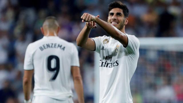 Marco Asensio celebra el gol del Real Madrid de Lopetegui al Espanyol mientras Benzema se aleja cabizbajo / EFE