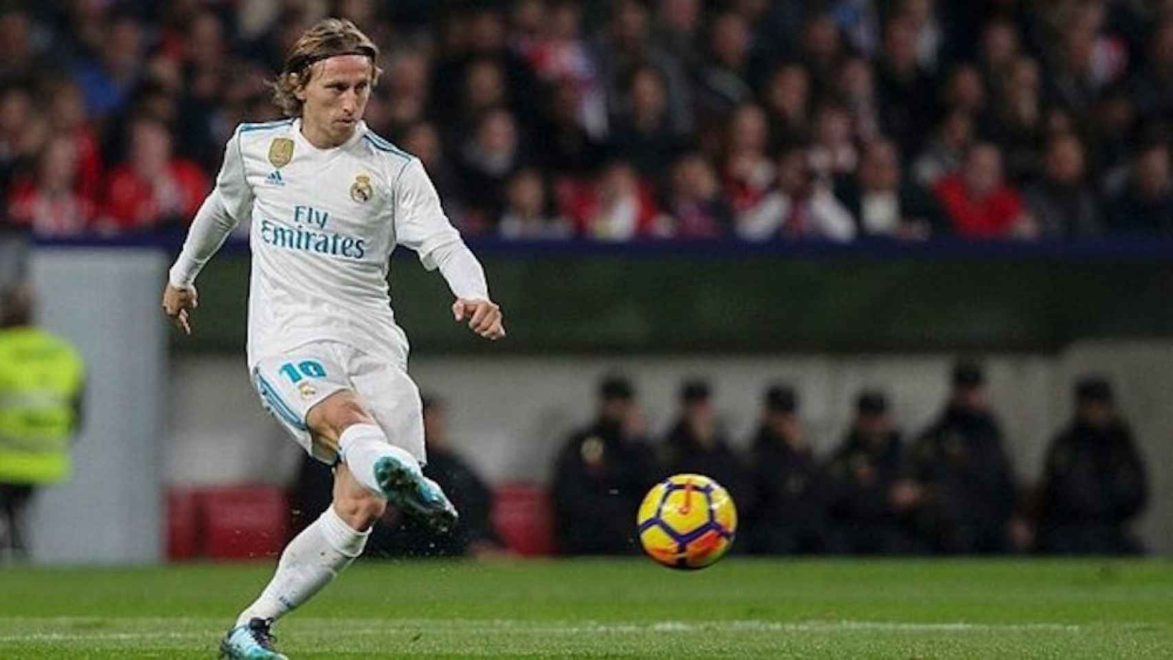 Una foto de archivo de Luka Modric en un partido con el Real Madrid