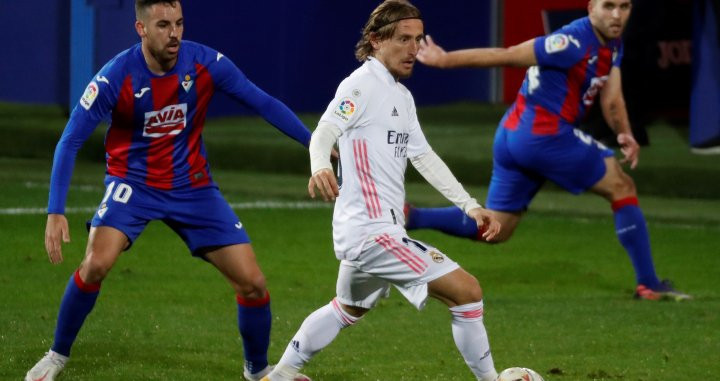 Modric ante el Eibar / EFE