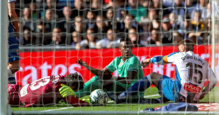 Vinicius Junior, tras una acción a Diego López / EFE