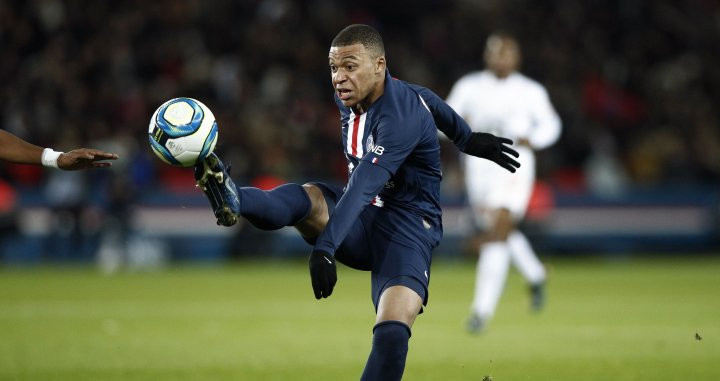 Kylian Mbappé haciendo un control contra el Lille / EFE