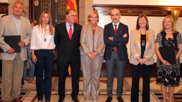 Los miembros del CAC Salvador Alsius, Eva Parera, Roger Loppacher, Daniel Sirera, Carme Figueras e Yvonne Griley, con la ex presidenta del Parlament, Núria de Gispert, en el centro.
