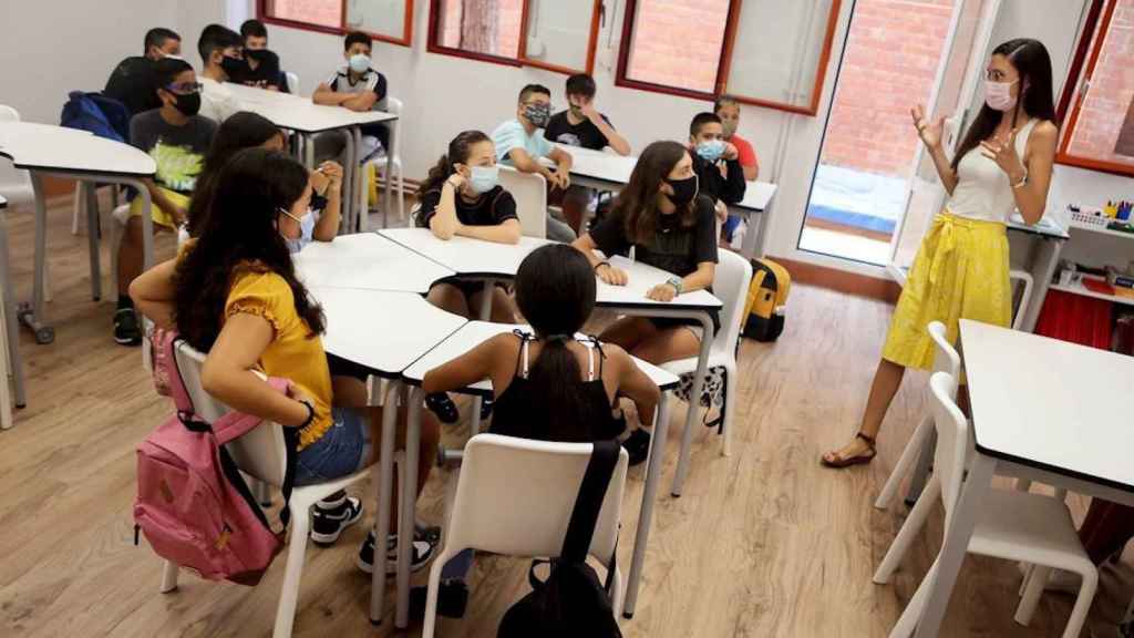 Una maestra imparte clase en el día de la vuelta al cole en Cataluña / EFE