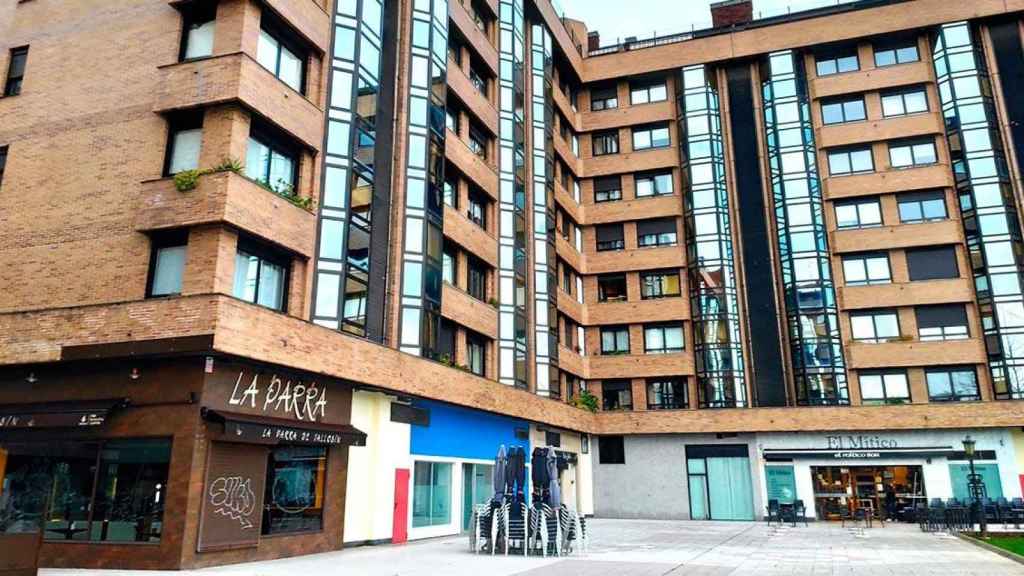 Un edificio de viviendas en Oviedo, donde viven jóvenes que se beneficiarán del bono del aquiler / EP