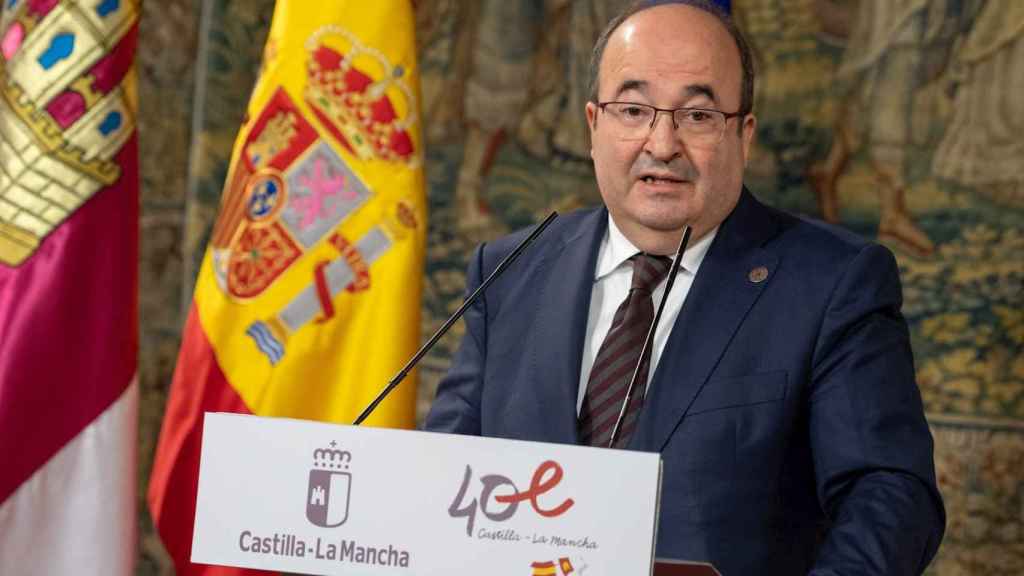 El ministro de Cultura y Deporte, Miquel Iceta, durante la comparecencia posterior a la reunión con el presidente de Castilla-La Mancha, Emiliano García-Page, en el Palacio de Fuensalida / EFE - Ismael Herrero