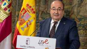 El ministro de Cultura y Deporte, Miquel Iceta, durante la comparecencia posterior a la reunión con el presidente de Castilla-La Mancha, Emiliano García-Page, en el Palacio de Fuensalida / EFE - Ismael Herrero