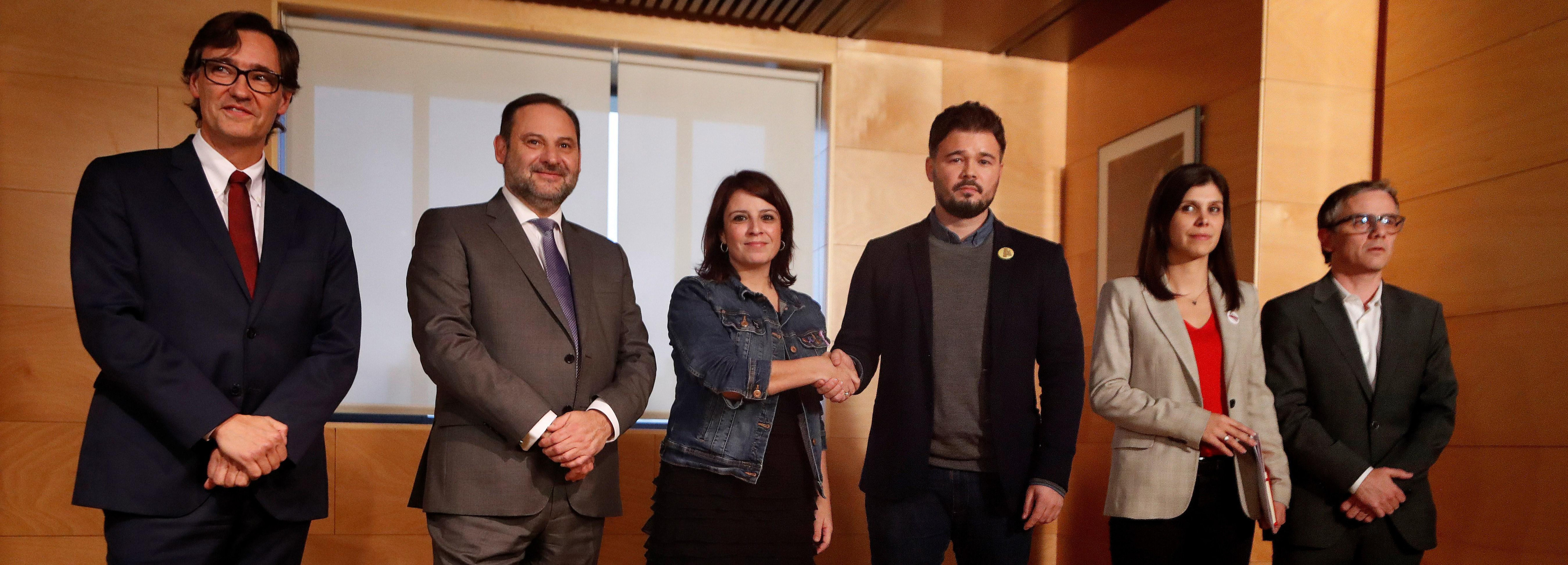 Salvador Illa, José Luis Ábalos, Adriana Lastra, (PSOE), junto a Gabriel Rufián y Marta Vilalta (ERC), en el Congreso. Imagen del artículo '2019, el año de los grandes retrocesos' / EFE