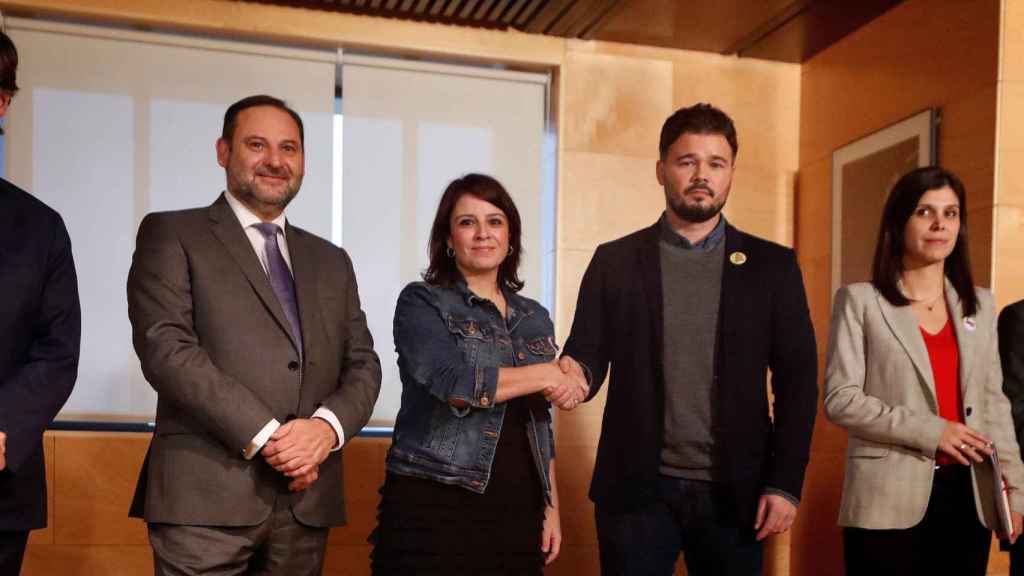 Salvador Illa, José Luis Ábalos, Adriana Lastra, (PSOE), junto a Gabriel Rufián y Marta Vilalta (ERC), en el Congreso. Imagen del artículo '2019, el año de los grandes retrocesos' / EFE