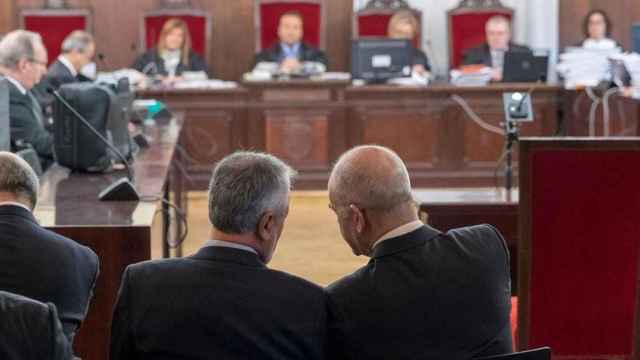 Los expresidentes de la Junta de Andalucía, Griñán y Chaves, conversan en el banquillo de los acusados en el inicio del juicio por el ’caso ERE’ en diciembre / EFE