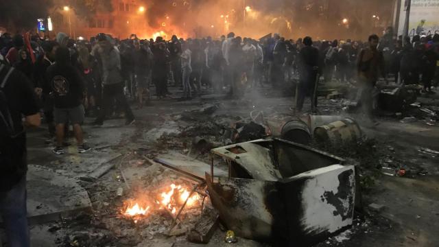 Mossos y Policía han tenido que utilizar gas lacrimógeno en plaza Urquinaona / CG
