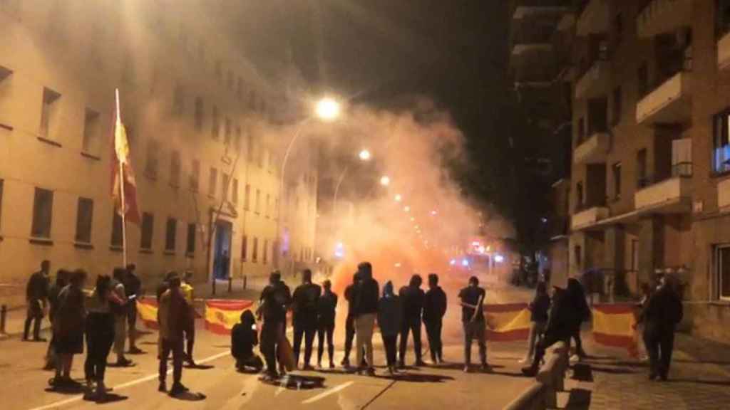 Imagen de vecinos de Manresa protegiendo el cuartel de la Guardia Civil de Manresa el miércoles. Catalanes que frenan a los CDR / CG