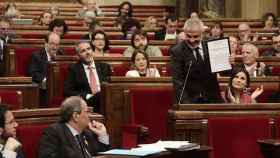 Carlos Carrizosa (Cs) enseña la sentencia del Tribunal de Estraburgo a Quim Torra en el Parlament / CG