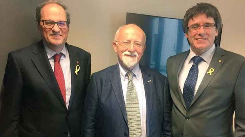 Quim Torra, Felix von Gründberg y carles Puigdemont en la casa de este último en Waterloo