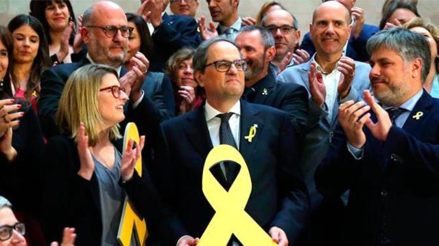Quim Torra, el nuevo presidente de la Generalitat, posa con un lazo amarillo junto a los miembros de su partido tras ser elegido por mayoria simple en la segunda sesión del debate de investidura / EFE