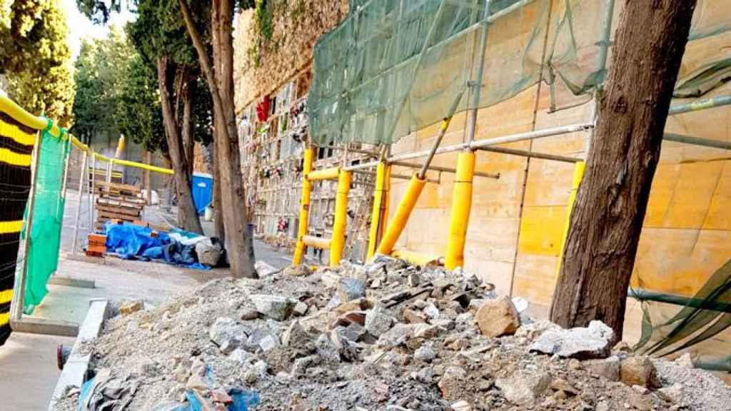 Cascotes ante el bloque de nichos que se derrumbó en el Cementerio de Montjuïc / CG