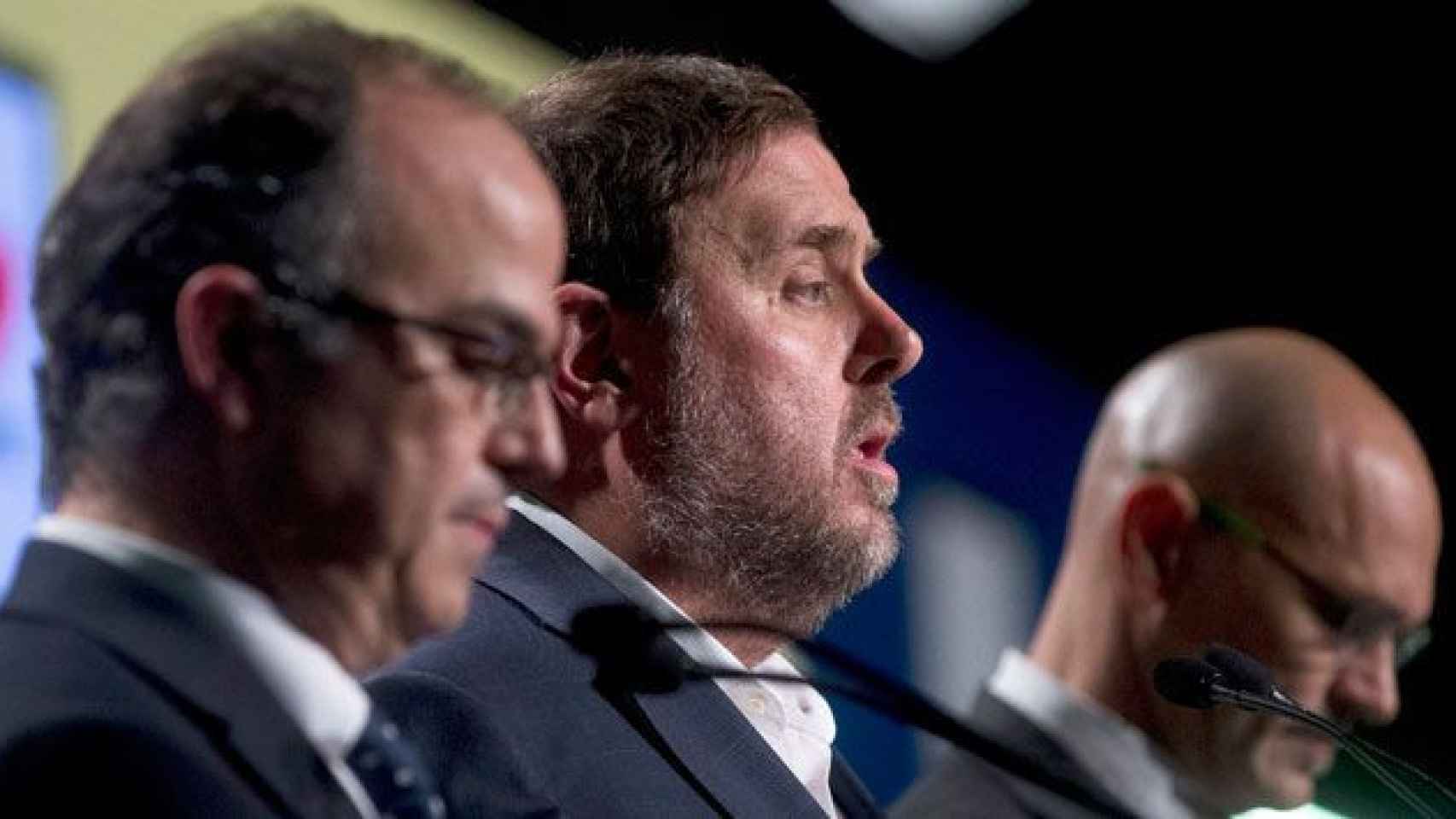 Oriol Junqueras (c), vicepresidente económico del Govern, en una comparecencia la jornada del referéndum del 1-O / EFE