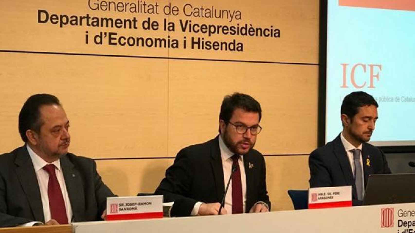 El consejero delegado del Institut Català de Finances, Josep-Ramon Sanromà (i), el vicepresidente económico Pere Aragonés (c) y el consejero de Territorio de la Generalitat (d) en la presentación del proyecto sobre vivienda / CG