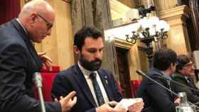 El presidente del Parlament Roger Torrent, que en la imagen conversa con el secretario de la Cámara, Xavier Muro, ha dado luz verde a una querella contra el juez Pablo Llarena / EUROPA PRESS